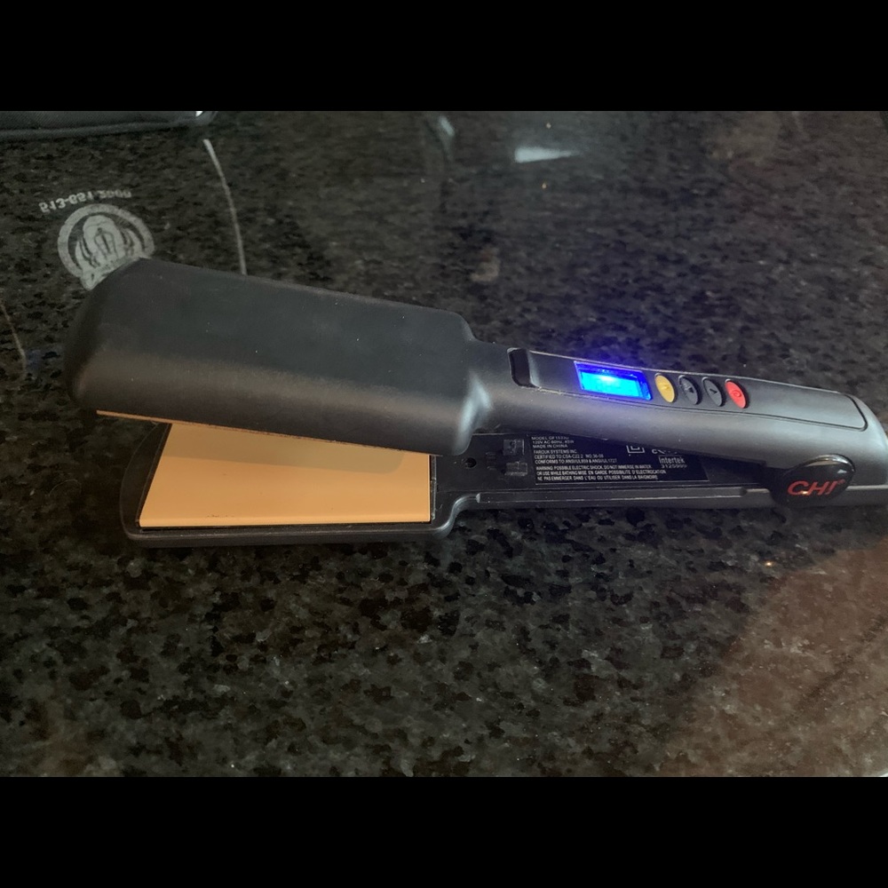 Ceramic flat iron, wide for faster straightening.